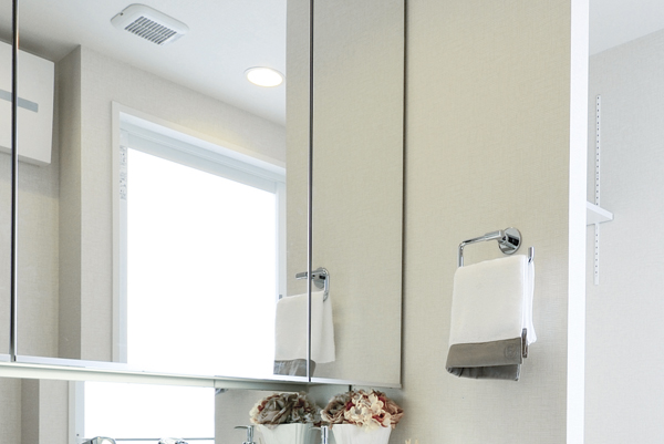 Bathing-wash room.  [Fogging heater] With a heater to prevent a mirror that cloudy with steam, It supports a comfortable grooming ※ Center mirror only (same specifications)