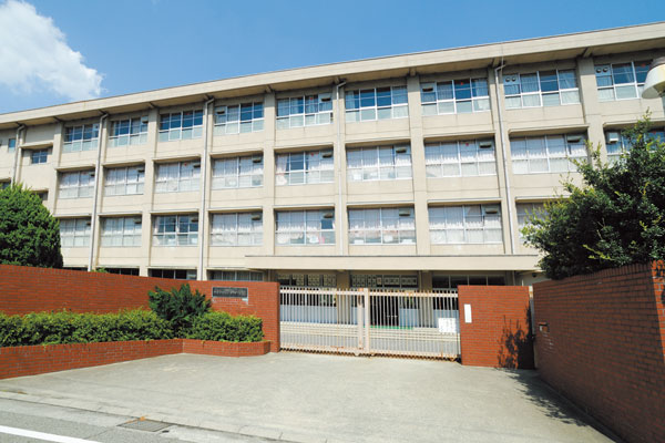 Surrounding environment. Municipal Fukatsu junior high school (4-minute walk ・ About 270m)