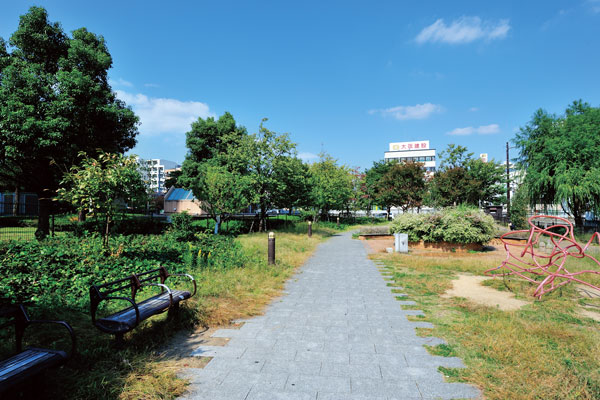 Surrounding environment. Both times Green (7 min walk ・ About 520m)