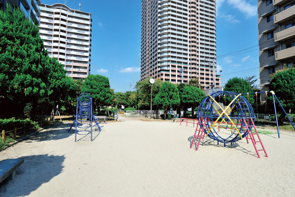 Surrounding environment. Both times park