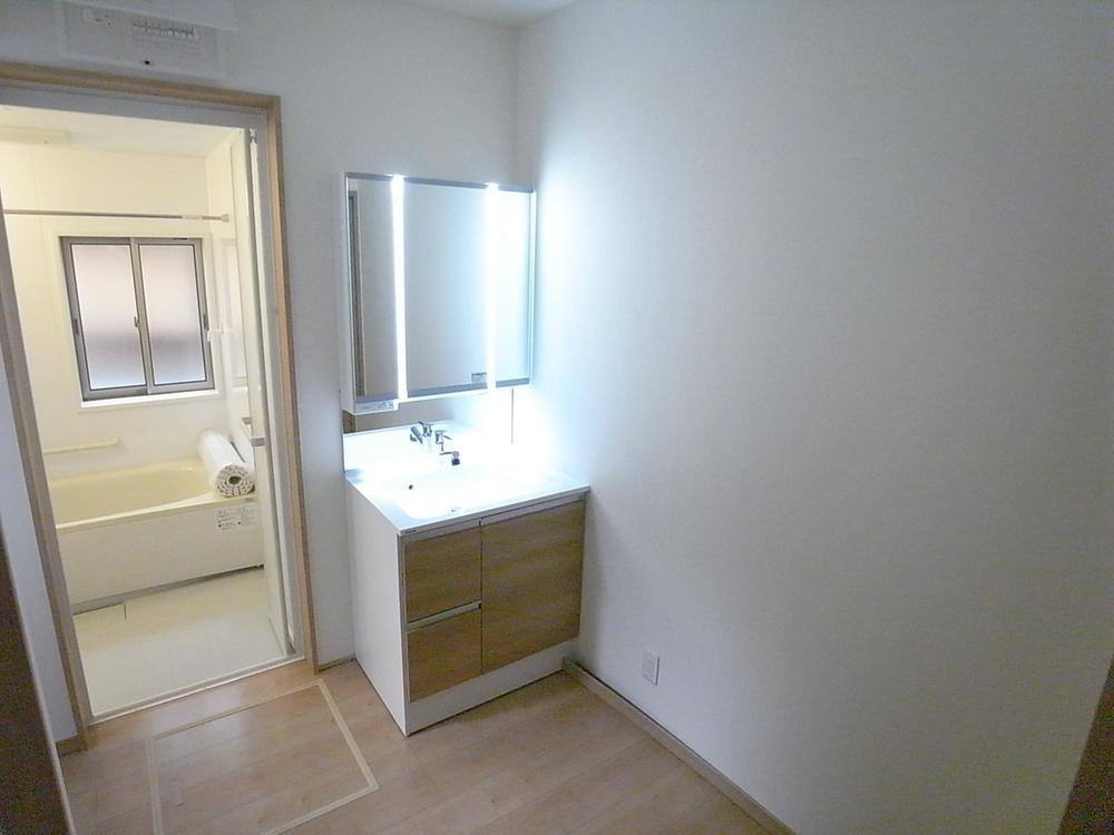 Wash basin, toilet. Indoor (December 14, 2013) Shooting