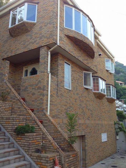 Local appearance photo. A quiet residential area. Appearance of heavy the entire tiled. Robust SRC structure.