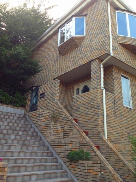 Local appearance photo. Leafy quiet residential area.