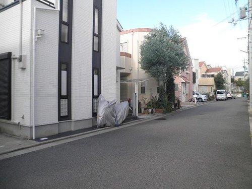 Local photos, including front road. Front road spacious 6m!  It is a beautiful city skyline!