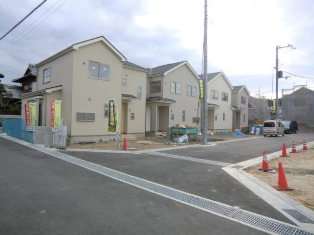 Local photos, including front road. Local Photos