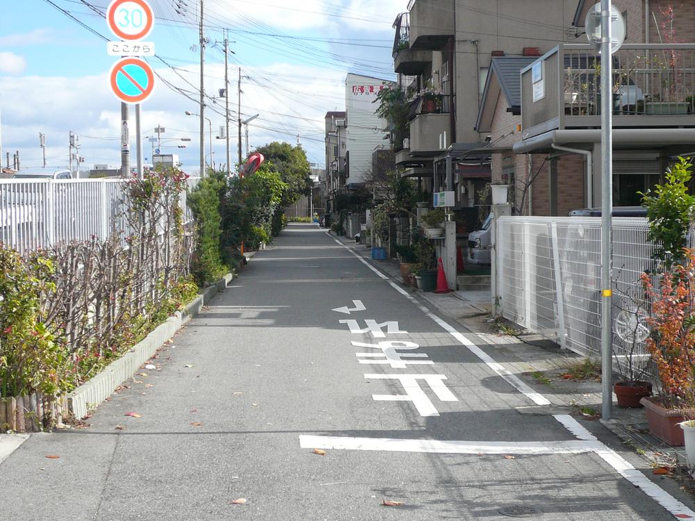 Local photos, including front road. Public road width 4m