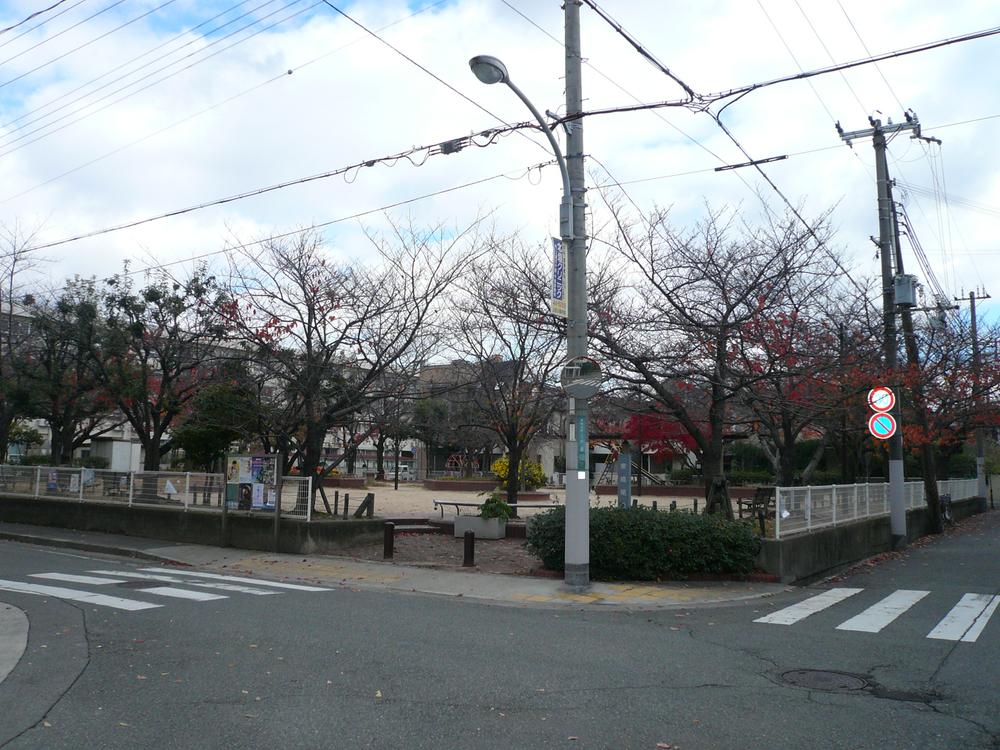 park. 100m until Higashinaruo park