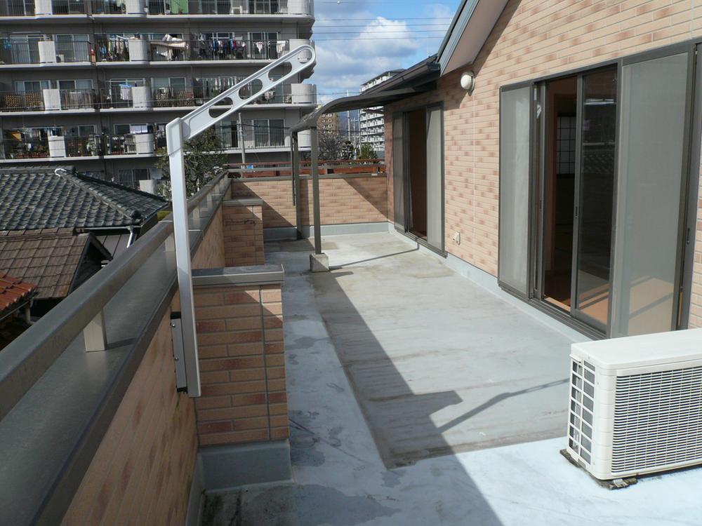 Balcony. ◆ Second floor wide balcony with a feeling of opening! Barbecue is also possible breadth