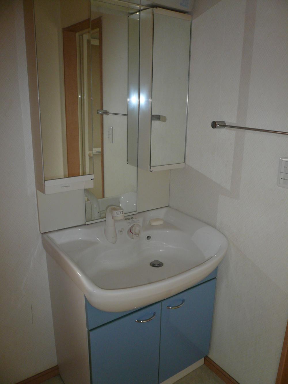 Wash basin, toilet. 1st floor Wash