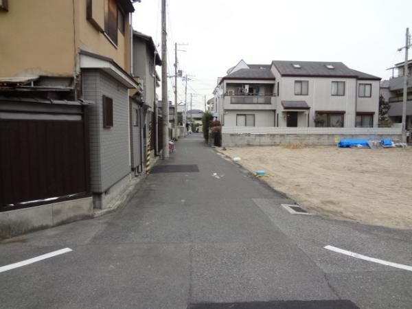 Local photos, including front road. West road There is almost no traffic.