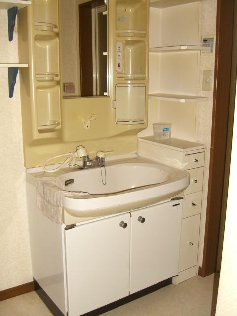 Wash basin, toilet. Room (August 2013) Shooting