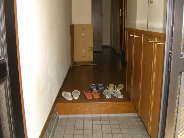 Entrance. Room (August 2013) Shooting