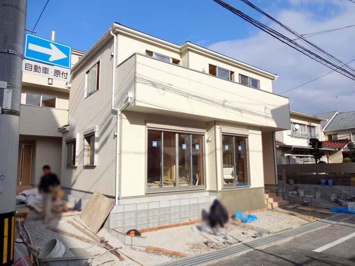 Local photos, including front road. But it is currently under construction, The grade of the building also offers tour site (December 2013) Shooting