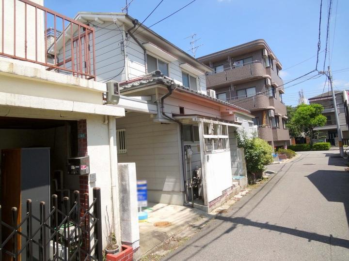 Parking lot. Local (June 2013) Shooting Spacious house frontage
