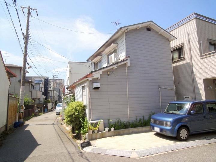 Local photos, including front road. Local (June 2013) Shooting The surroundings are residential area