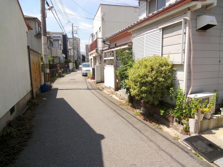 Local photos, including front road. Local (June 2013) Shooting The surroundings are residential area