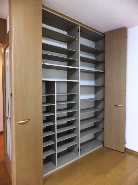 Living. Living storage