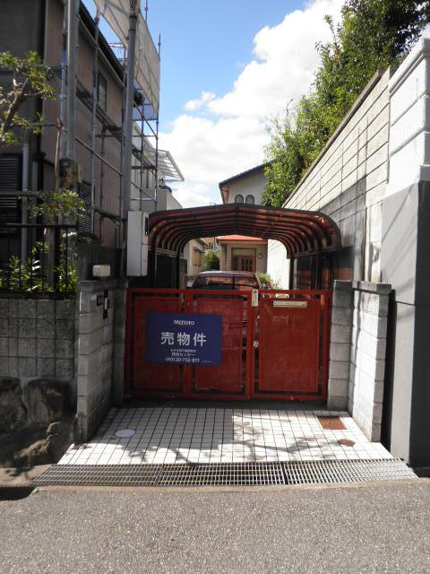 Parking lot. Local (10 May 2013) Shooting