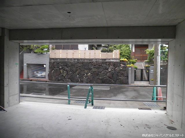 Parking lot. Built-in garage parking two Allowed