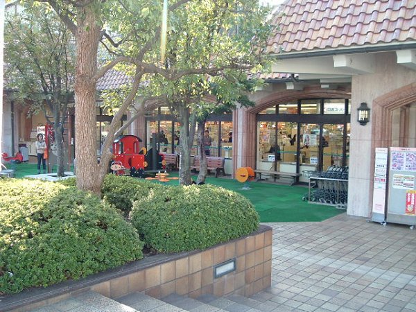 Supermarket. 220m to Kansai Super (Super)