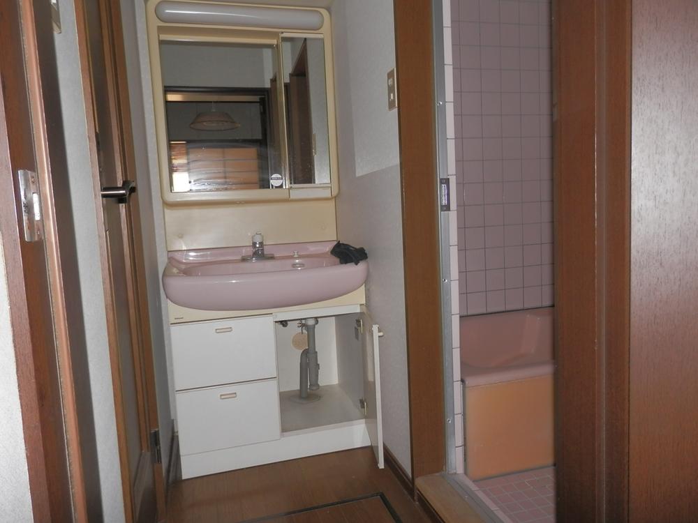 Wash basin, toilet. Indoor (11 May 2013) Shooting