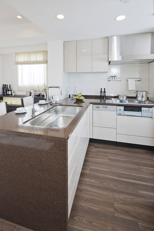 Kitchen.  [kitchen] Kitchen was adopted face-to-face counter style to all types. Back door with and functional L-type that can be back and forth on the balcony, Flow line is freely Island type, etc., Variation is also versatile ( ※ )