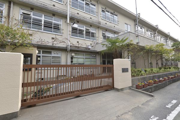 Surrounding environment. Municipal Yasui Elementary School (7 min walk ・ About 490m)