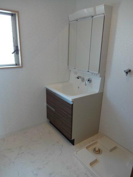 Wash basin, toilet. Washroom