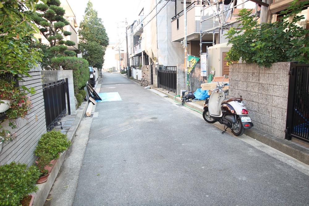 Local photos, including front road. Local (11 May 2013) Shooting