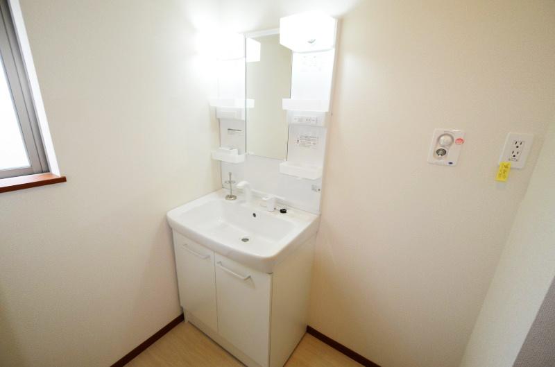 Wash basin, toilet. Indoor (July 2013) Shooting