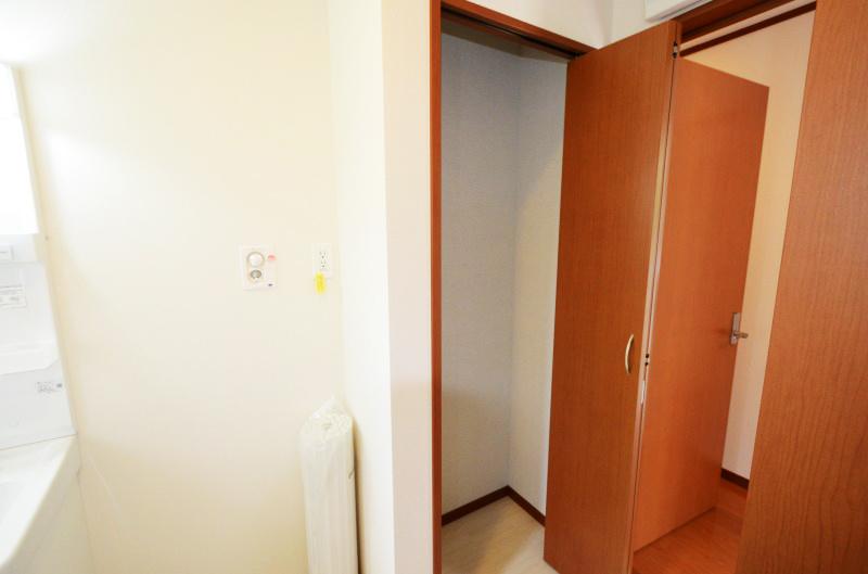 Wash basin, toilet. Indoor (July 2013) Shooting