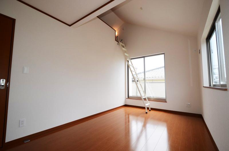 Non-living room. Indoor (July 2013) Shooting About 3 Pledge of loft with