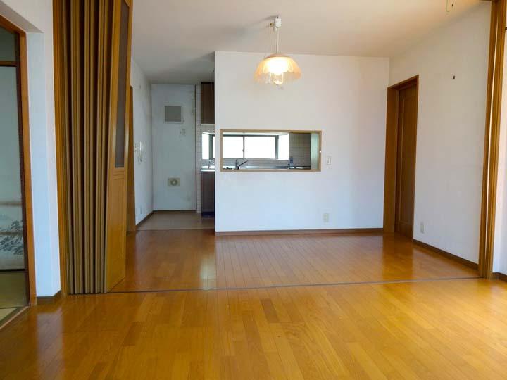 Living. LDK is spacious and about 19 Pledge. Bright and there is a large garden on the south side that can be accessed from the living room of the sweep-out window.