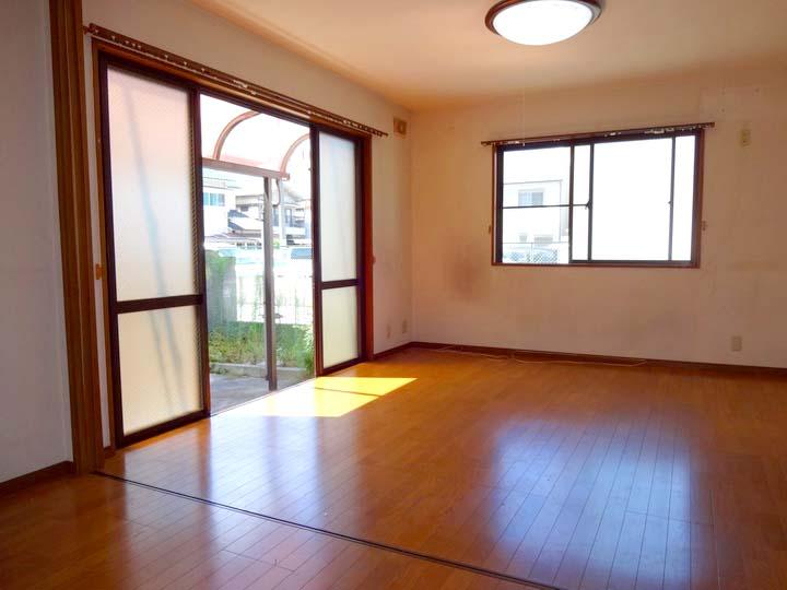 Living. LDK is spacious and about 19 Pledge. Bright and there is a large garden on the south side that can be accessed from the living room of the sweep-out window.