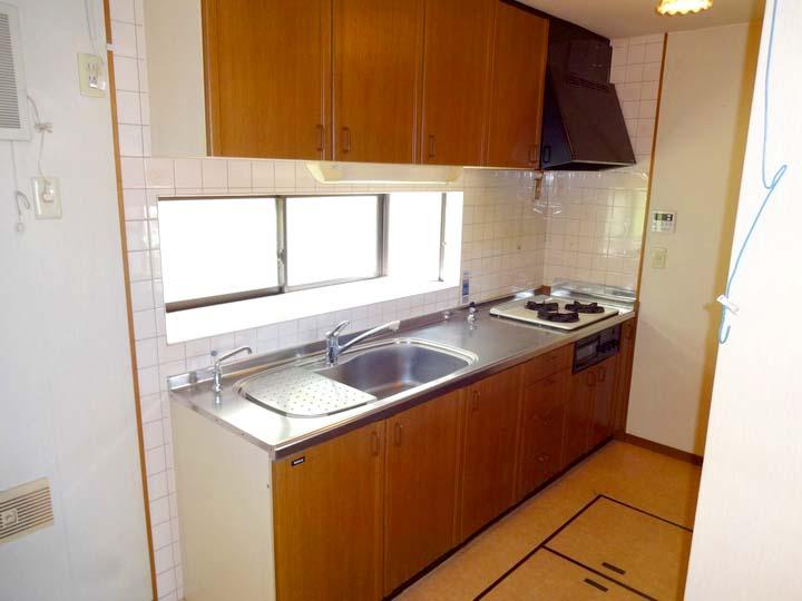 Kitchen. Kitchen has adopted a type I with a wall. There is also counter to the face-to-face.