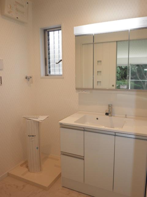 Wash basin, toilet. Wash room (12 May 2013) Shooting