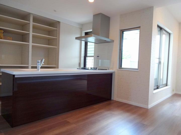 Living. The color of the system kitchen calm chic!