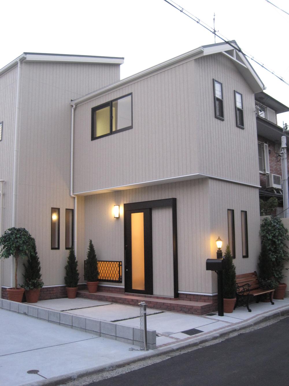 Local photos, including front road. It will change to a certain warmth impression that Yawarakami and night outdoor lights arrive