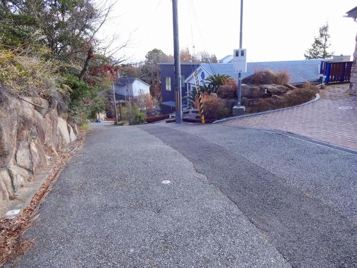 Local photos, including front road. The surroundings are quiet residential area where you can enjoy the transitory of green many seasons