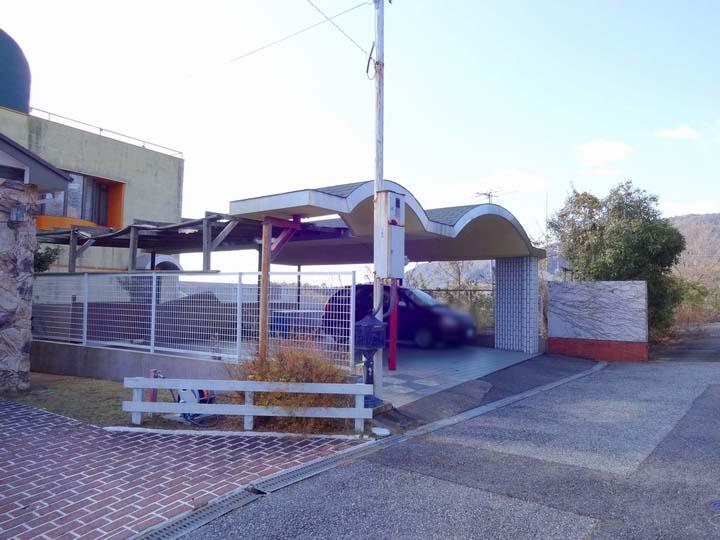 Local photos, including front road. The surroundings are quiet residential area where you can enjoy the transitory of green many seasons