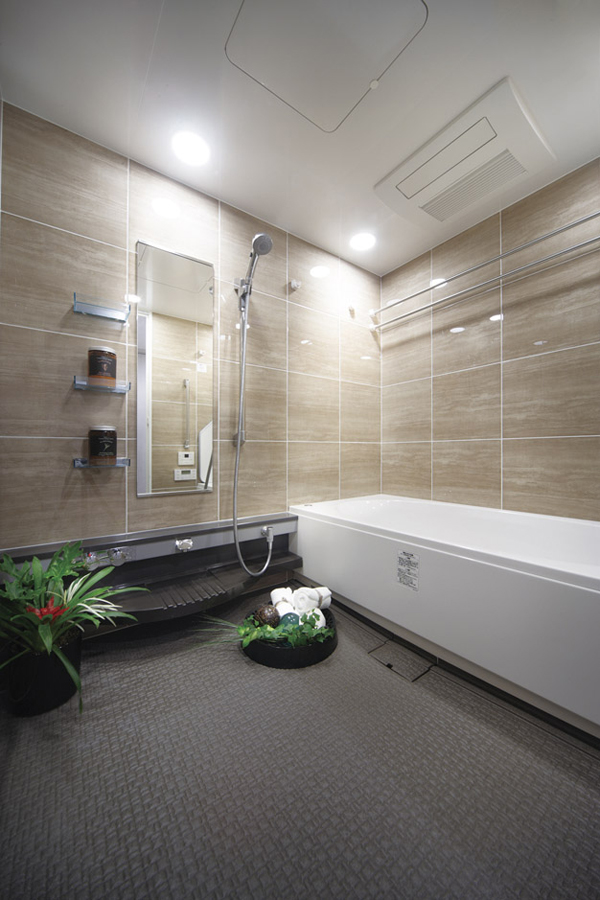 Bathing-wash room.  [bathroom] In bathroom, Adopt the bathroom of LIXIL. Consideration of the safety at the time of bathing, Tub low-floor type of a height of about 45cm stride. Also, Tub of thermal insulation material and Samobasu for a long time keep the temperature of the hot water in the double heat insulation of dedicated lid has been adopted ( ※ )