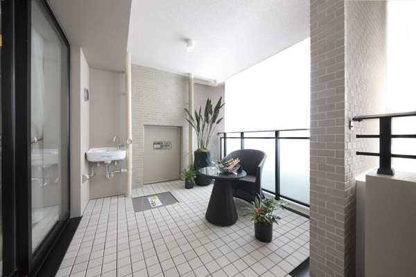 balcony ・ terrace ・ Private garden.  [balcony] Ya large slop sink to wash and sneakers, Waterproof outlet has been installed ( ※ )