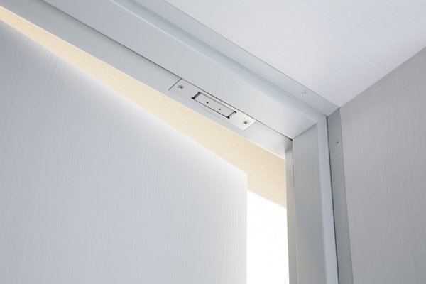 Security.  [Security magnet sensor] To the entrance door and windows of each dwelling unit is, Set up a crime prevention magnet sensor (surface lattice window ・ FIX window ・ Glass block windows are excluded). If it illegally window has been opened by accident, Sensor is sensed immediately Commons office will be automatically reported to the (management staff room) and the security company (same specifications)