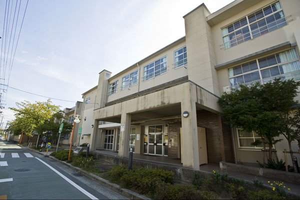 Surrounding environment. Municipal Kinoehigashi Elementary School (7 min walk ・ About 490m)