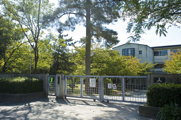 Surrounding environment. Municipal Kabutoryou junior high school (walk 21 minutes ・ About 1680m)