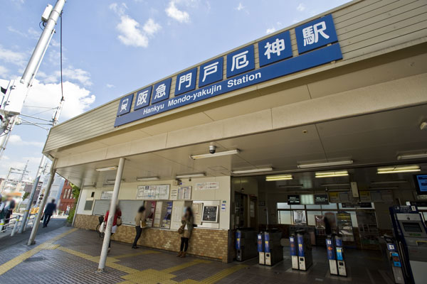 Surrounding environment. Hankyu "door Yakujin" station