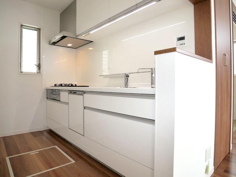 Kitchen. Down Wall, LED line lighting, Water filter, Dishwasher, etc. fully equipped.