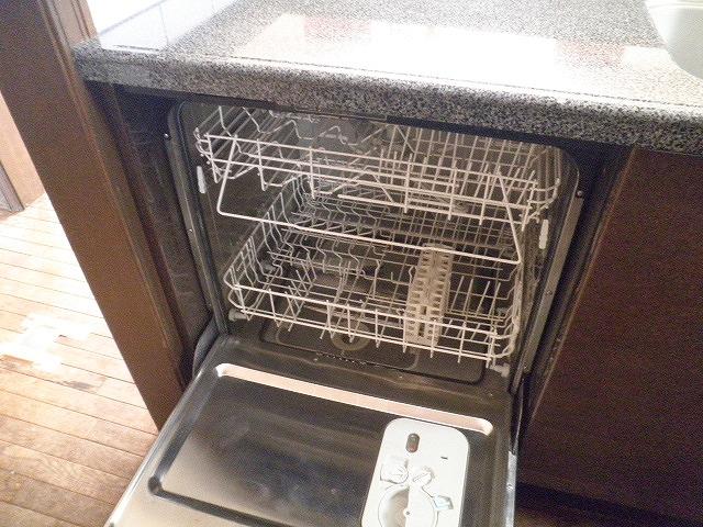 Kitchen. With a large dishwasher