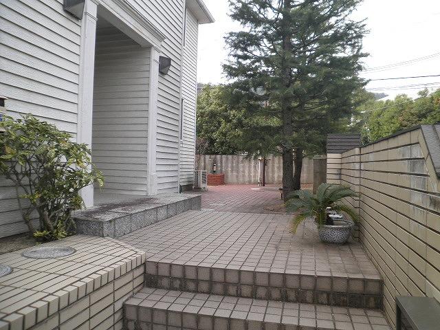 Entrance. Approach to the door