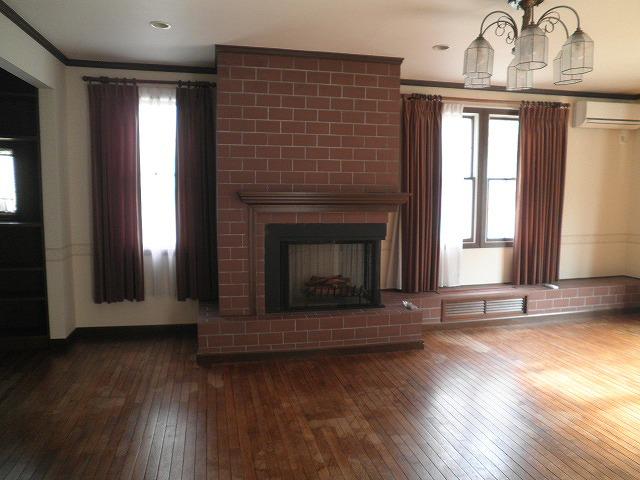 Living. Living about 22 Pledge (with a fireplace)